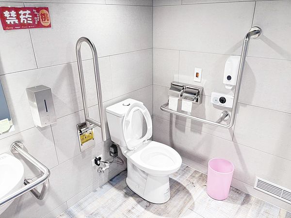 ▲2025台灣燈會首次為身障者設置無障礙貨櫃式廁所，還備有暖氣等設施，廣受好評。（圖／市府環保局提供）