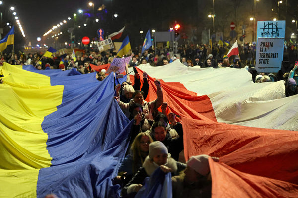 ▲▼人們聚集在波蘭華沙，紀念烏克蘭戰爭三週年。（圖／路透）