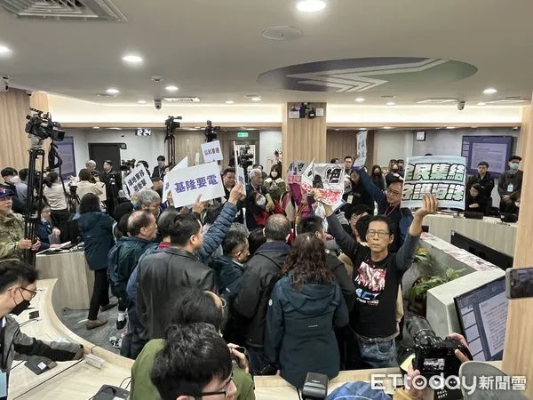 ▲▼四接環評大會，發生支持與反對司接民眾推擠。（圖／記者許敏溶攝）