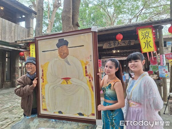 ▲台灣手指畫家匡乙展示「宋太祖趙匡胤」油畫創舊作品。（圖／記者林東良翻攝）
