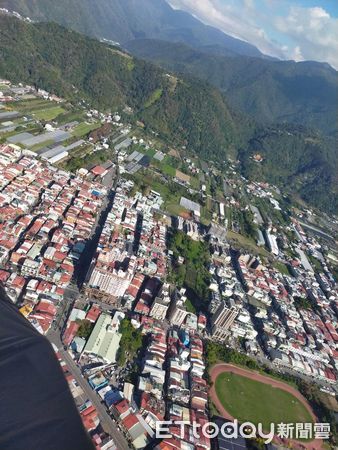 ▲日本飛行傘玩家熊谷勝秀三度來台，於空中鳥瞰台灣埔里美景。（圖／田志興提供）