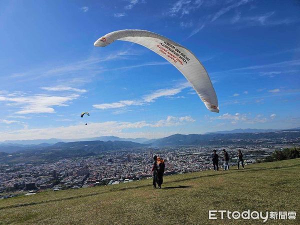 ▲日本飛行傘玩家熊谷勝秀三度來台，於空中鳥瞰台灣埔里美景。（圖／田志興提供，下同）