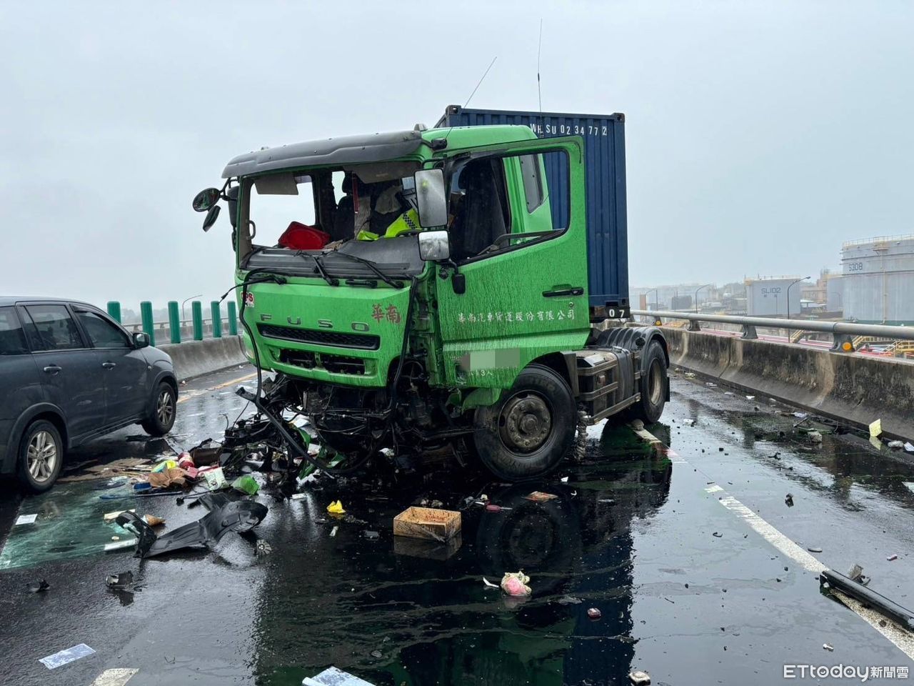 快訊／西濱大園段聯結車撞護欄！司機噴飛墜橋　血流滿地慘死 | ETtoday社會新聞 | ETtoday新聞雲