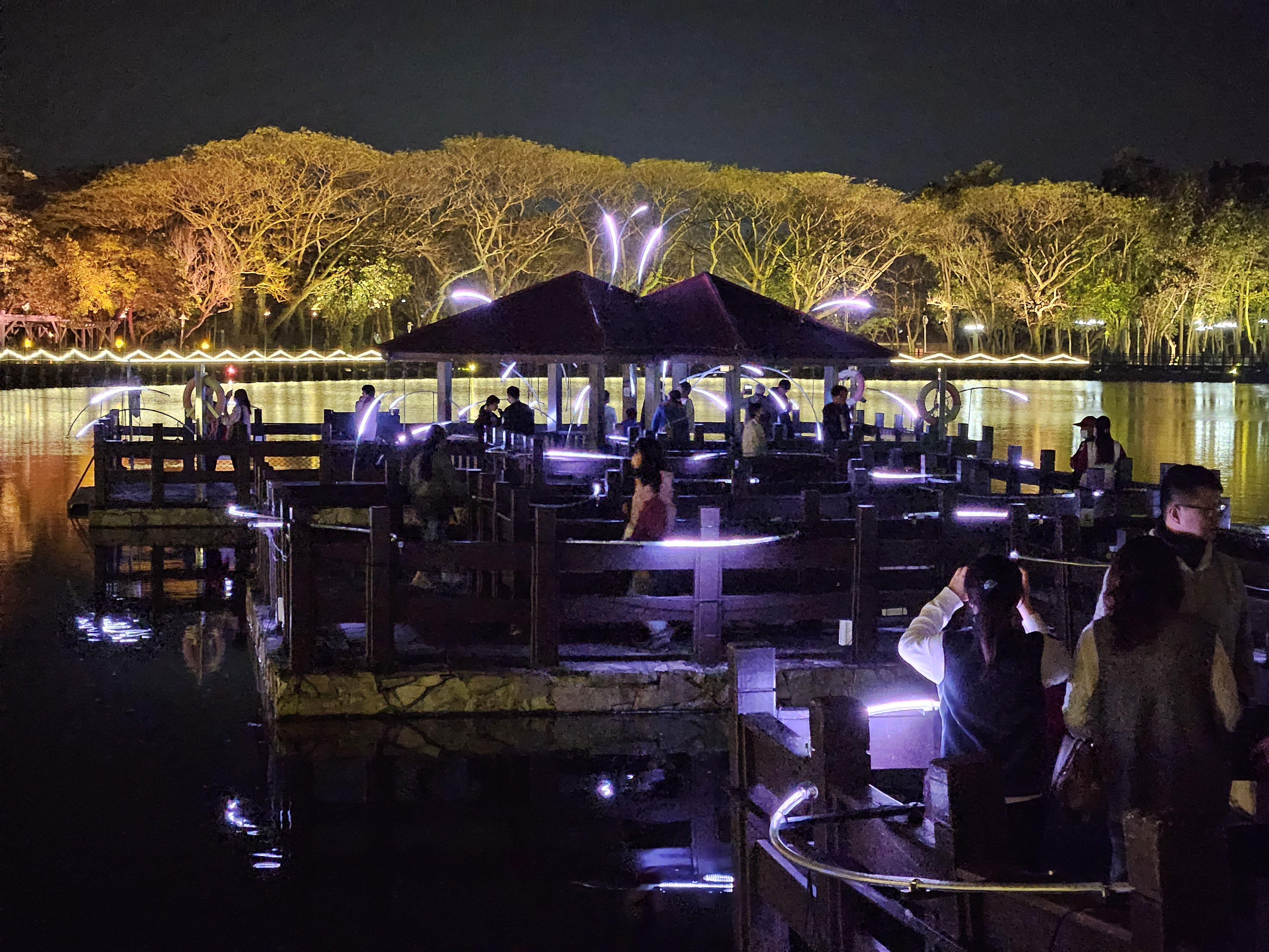 ▲2025新營波光節將於本週迎來開展後的第一個連假，做為台南溪北地區的燈節新品牌，策展團隊將新營天鵝湖公園打造為新銳藝術家發揮想像力創作的舞台。（圖／記者林東良翻攝，下同）