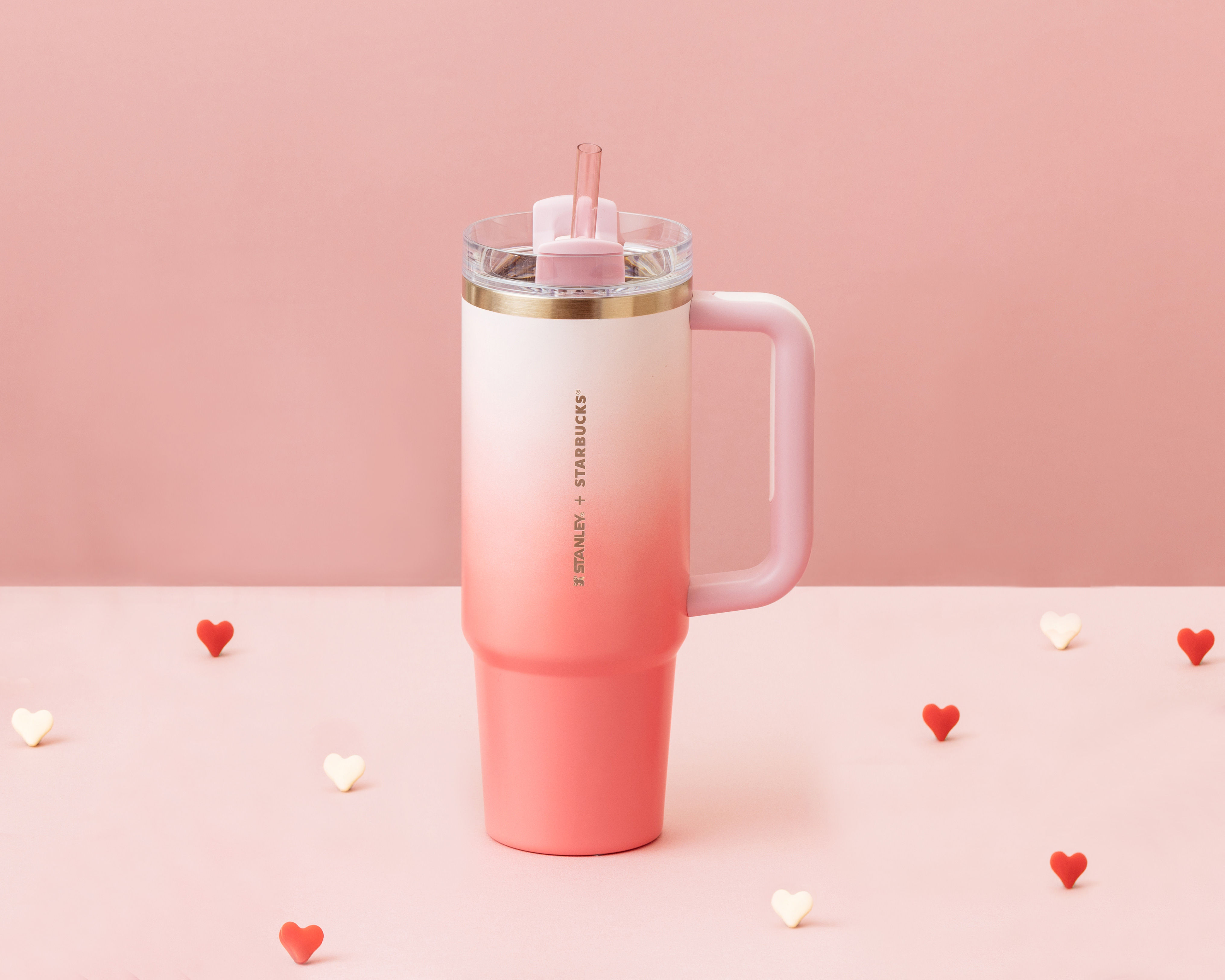 ▲星巴克ＸSTANLEY聯名商品「魅力粉40OZ 不鏽鋼把手 TOGO 冷水杯」。（圖／品牌提供）