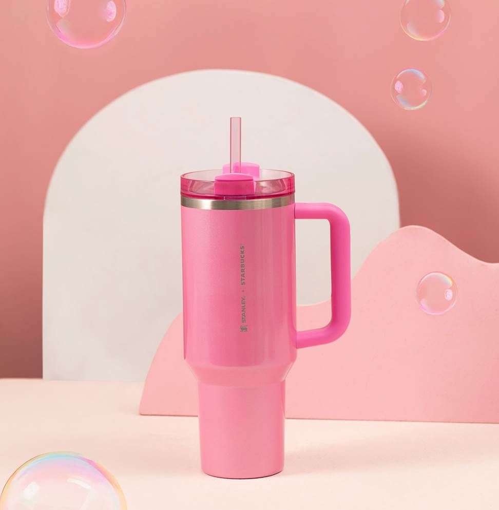 ▲星巴克ＸSTANLEY聯名商品「魅力粉40OZ 不鏽鋼把手 TOGO 冷水杯」。（圖／品牌提供）