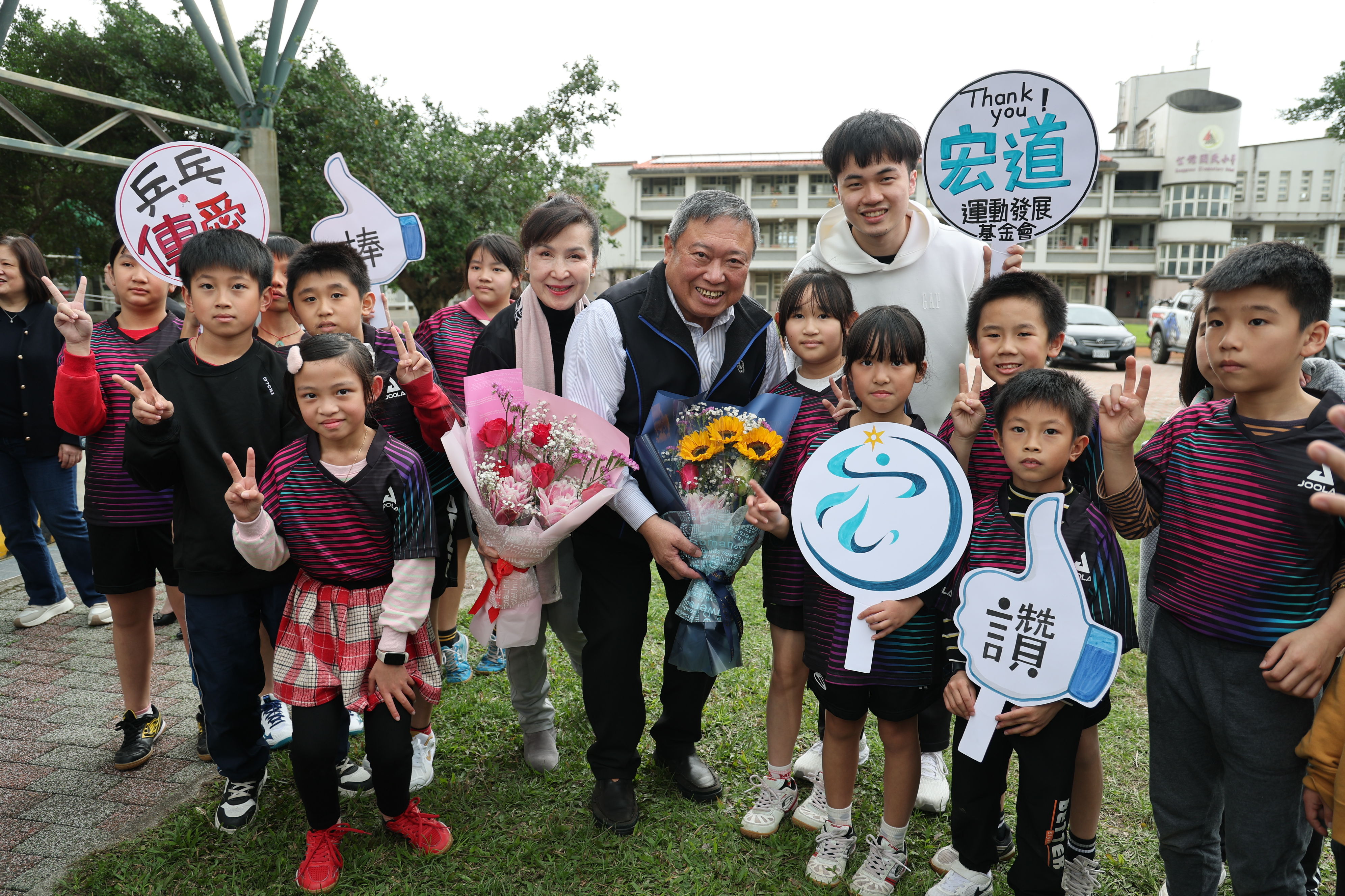 ▲▼台灣桌球一哥林昀儒攜手宏道基金會造訪公館國小，捐10萬訓練金。（圖／宏道運動發展基金會提供）