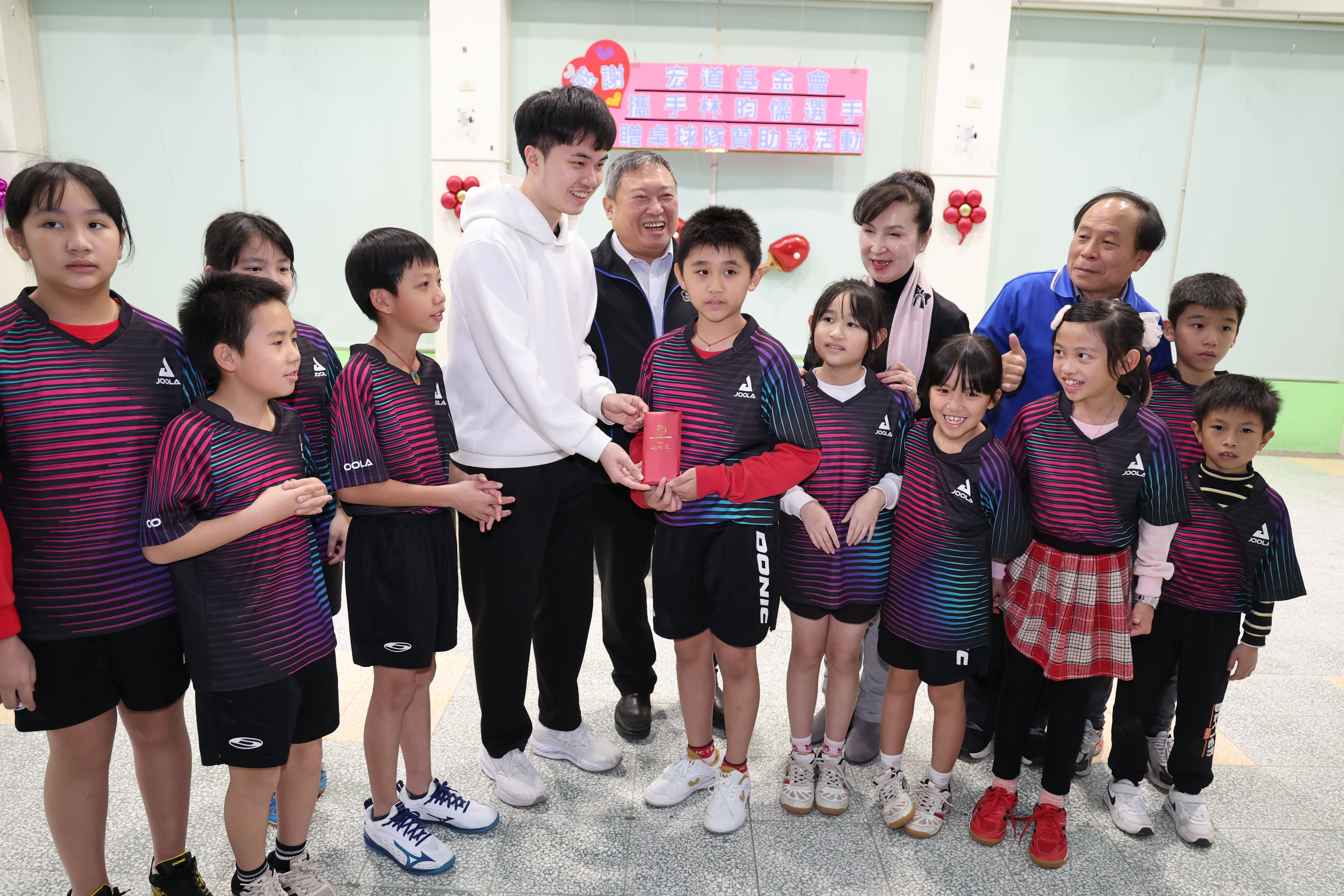 ▲▼台灣桌球一哥林昀儒攜手宏道基金會造訪公館國小，捐10萬訓練金。（圖／宏道運動發展基金會提供）