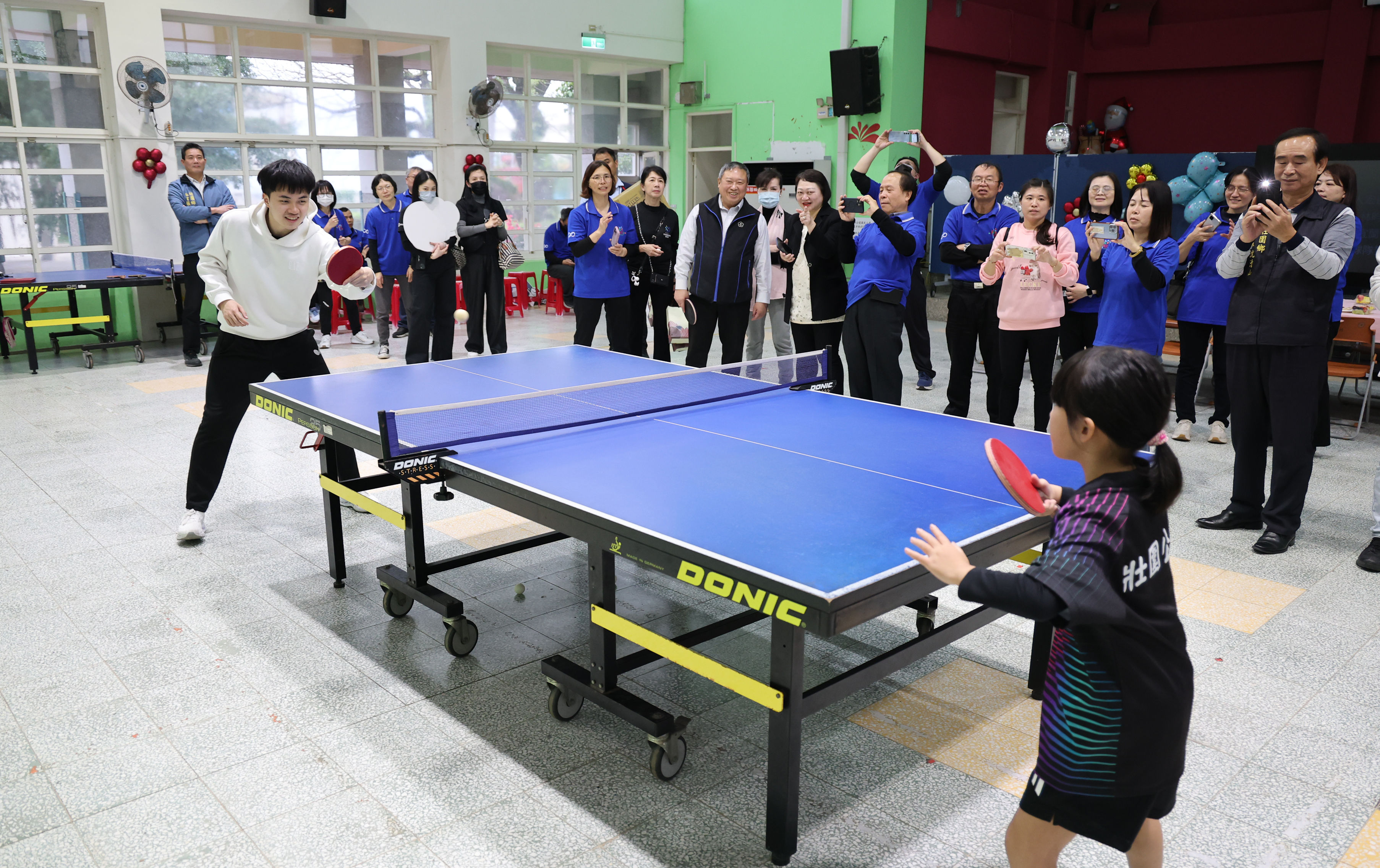 ▲▼台灣桌球一哥林昀儒攜手宏道基金會造訪公館國小，捐10萬訓練金。（圖／宏道運動發展基金會提供）