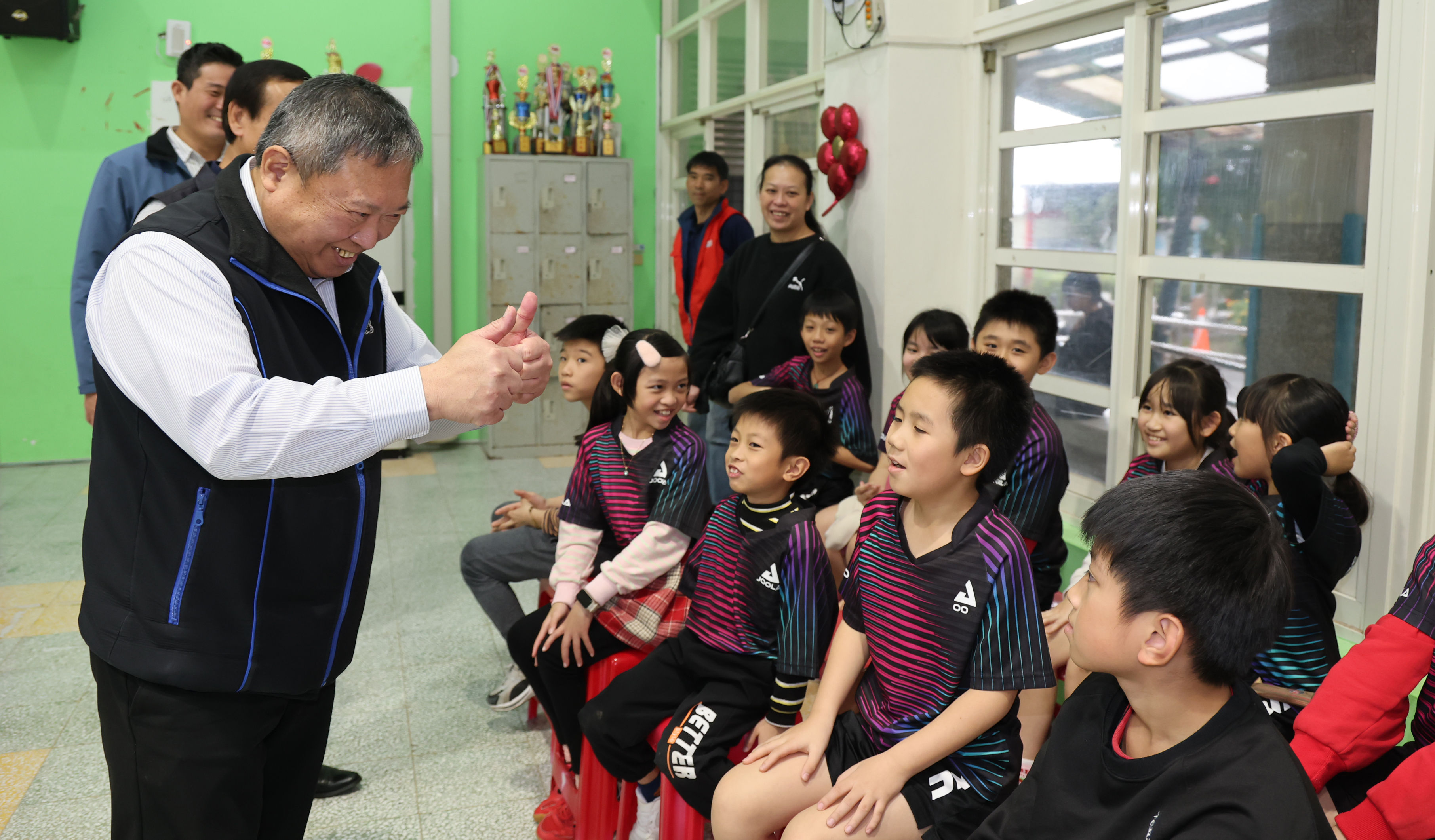 ▲▼台灣桌球一哥林昀儒攜手宏道基金會造訪公館國小，捐10萬訓練金。（圖／宏道運動發展基金會提供）