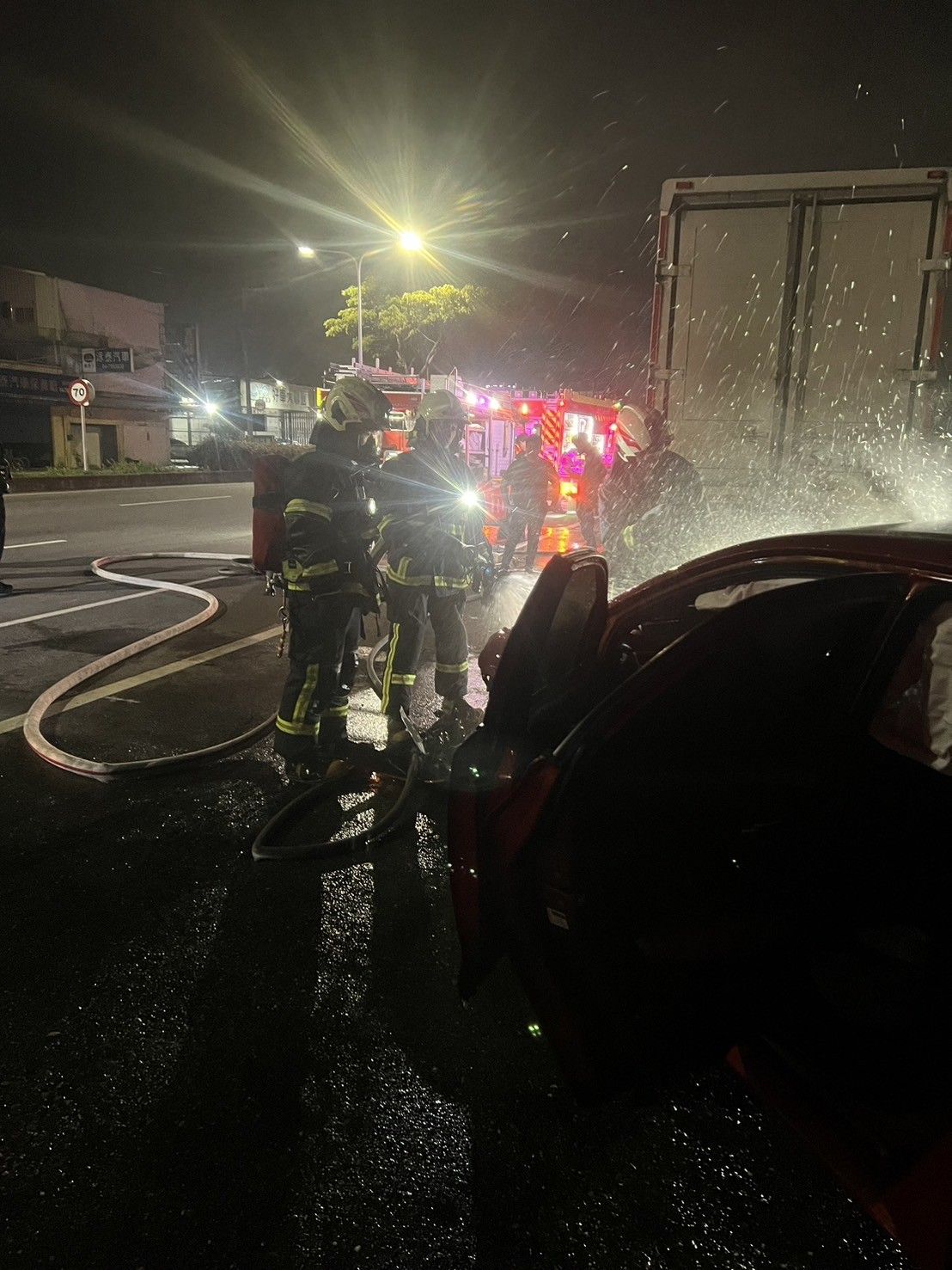 ▲▼快訊／台1線火燒車！桃園車禍拖到彰化突起火。（圖／記者唐詠絮翻攝）