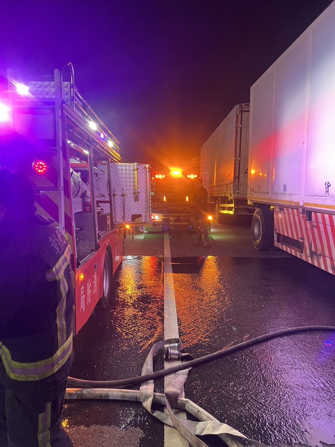 ▲▼快訊／台1線火燒車！桃園車禍拖到彰化突起火。（圖／記者唐詠絮翻攝）