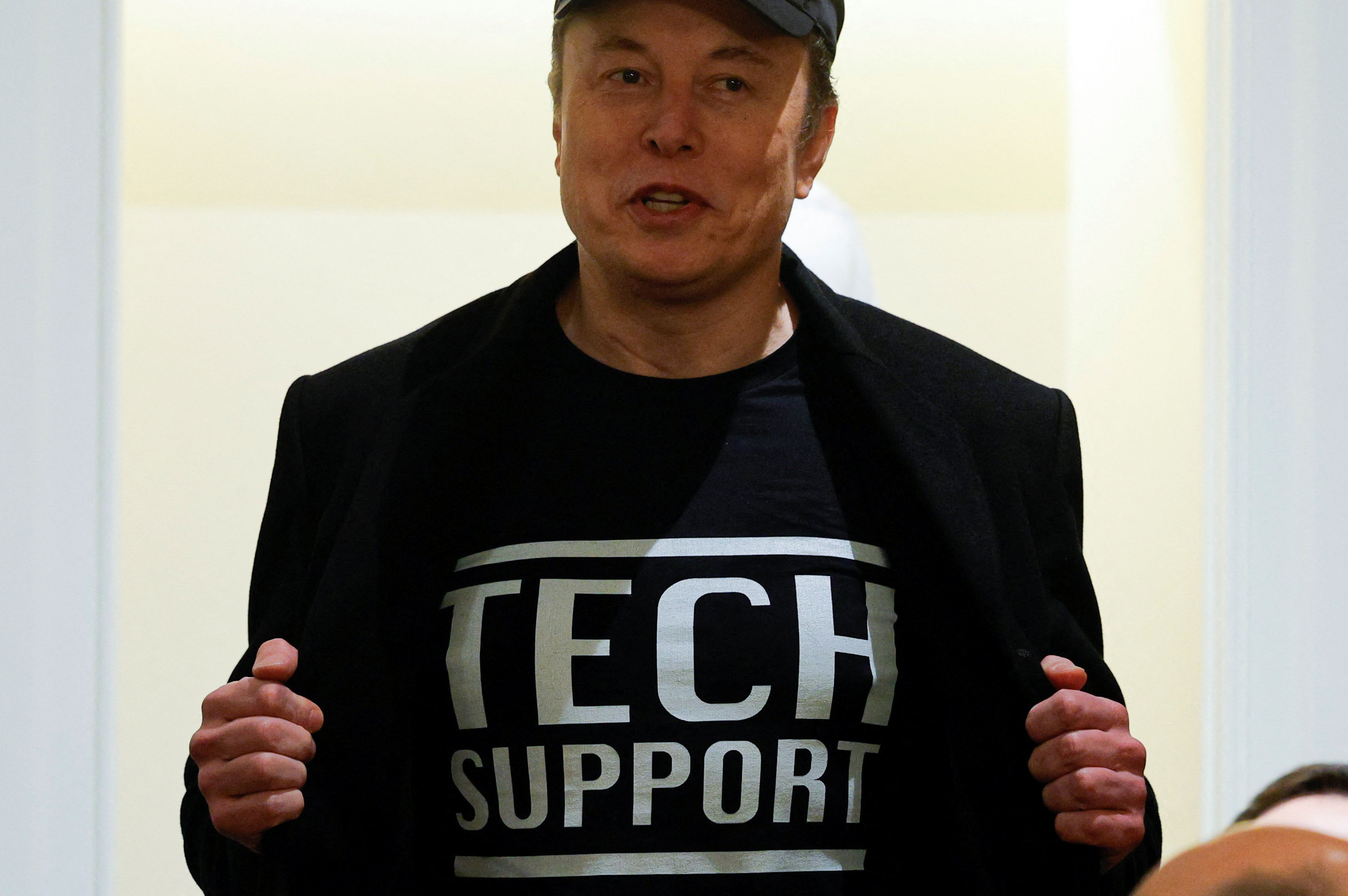 ▲馬斯克穿著「技術支援」上衣，出席川普政府首次內閣會議。（圖／記者張靖榕攝）