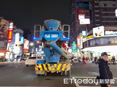 快訊／高雄女騎士遭水泥車撞擊　拖行數公尺「全身血」現場畫面曝