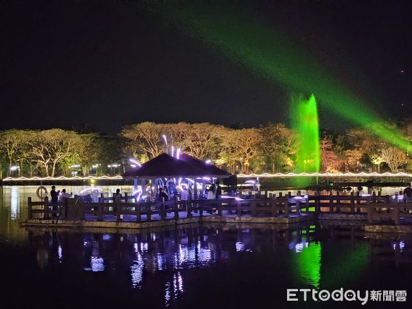 ▲2025新營波光節將於本週迎來開展後的第一個連假，做為台南溪北地區的燈節新品牌，策展團隊將新營天鵝湖公園打造為新銳藝術家發揮想像力創作的舞台。（圖／記者林東良翻攝，下同）