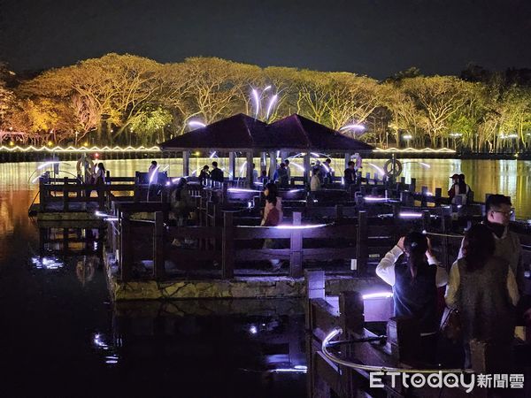 ▲2025新營波光節將於本週迎來開展後的第一個連假，做為台南溪北地區的燈節新品牌，策展團隊將新營天鵝湖公園打造為新銳藝術家發揮想像力創作的舞台。（圖／記者林東良翻攝，下同）