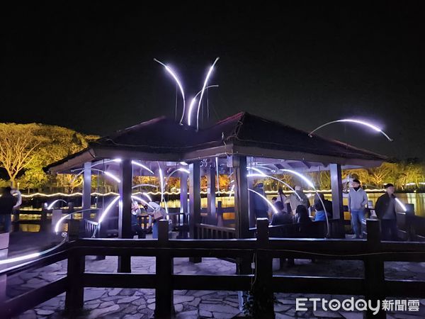 ▲2025新營波光節將於本週迎來開展後的第一個連假，做為台南溪北地區的燈節新品牌，策展團隊將新營天鵝湖公園打造為新銳藝術家發揮想像力創作的舞台。（圖／記者林東良翻攝，下同）