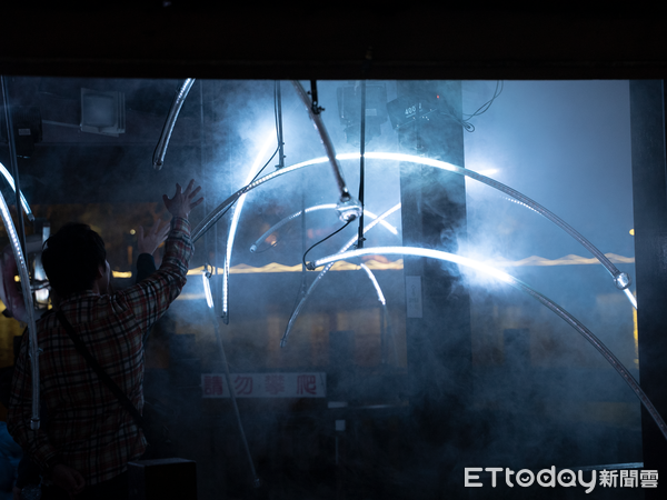 ▲2025新營波光節將於本週迎來開展後的第一個連假，做為台南溪北地區的燈節新品牌，策展團隊將新營天鵝湖公園打造為新銳藝術家發揮想像力創作的舞台。（圖／記者林東良翻攝，下同）