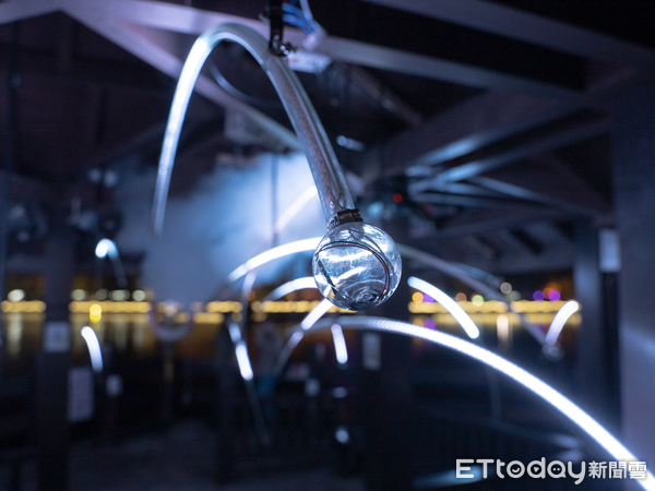 ▲2025新營波光節將於本週迎來開展後的第一個連假，做為台南溪北地區的燈節新品牌，策展團隊將新營天鵝湖公園打造為新銳藝術家發揮想像力創作的舞台。（圖／記者林東良翻攝，下同）