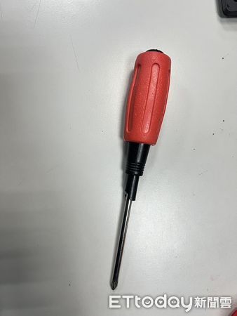 ▲蔡男當街持起子丟擲他人，造成女騎士受傷，警方依法逮人送辦。（圖／記者張君豪翻攝）