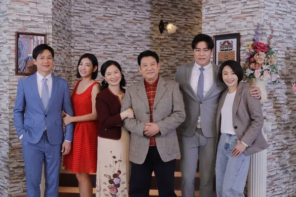 ▲王燦、米可白、謝瓊煖、楊慶煌、劉至翰、侯怡君，在《好運來》中拍攝全家福。。（圖／民視提供）