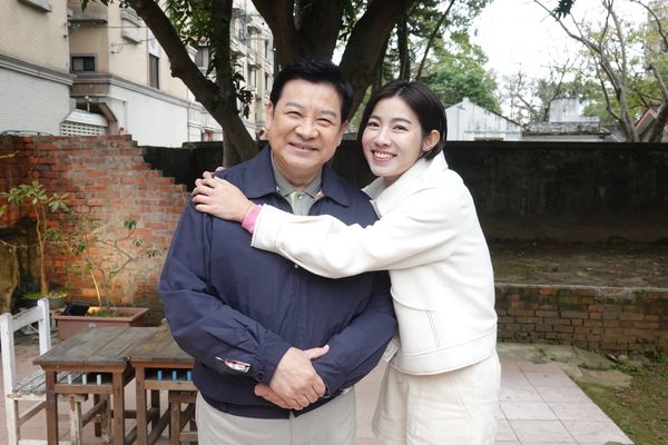 ▲王燦、米可白、謝瓊煖、楊慶煌、劉至翰、侯怡君，在《好運來》中拍攝全家福。。（圖／民視提供）