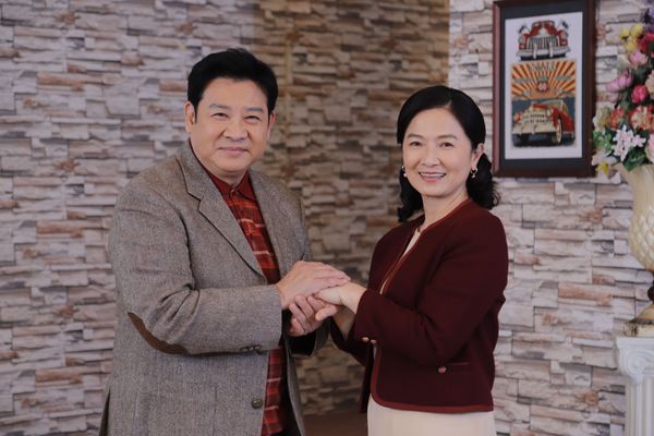 ▲王燦、米可白、謝瓊煖、楊慶煌、劉至翰、侯怡君，在《好運來》中拍攝全家福。。（圖／民視提供）