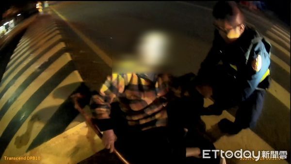 ▲失智老人迷途走失，竹山警方暖心護返家。（圖／記者高堂堯翻攝，下同）