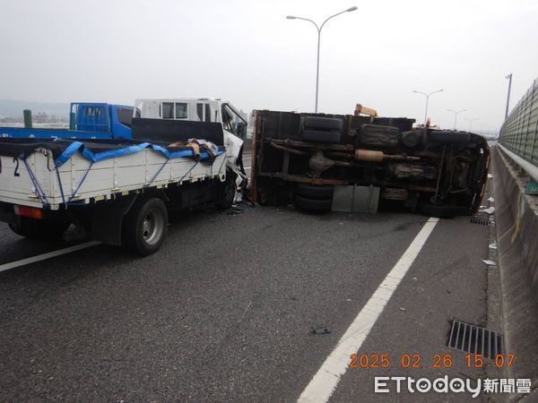 ▲台74線清掃車被擊落！4台「道路守護者」救友軍　畫面有點溫馨。（圖／記者許權毅翻攝）
