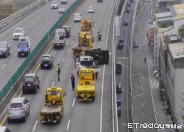 ▲台74線清掃車被擊落！4台「道路守護者」救友軍　畫面有點溫馨。（圖／記者許權毅翻攝）