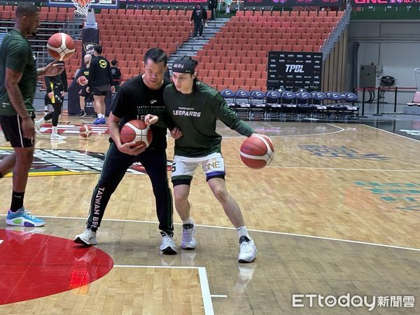 ▲結束中華男籃國際賽，高錦瑋馬不停蹄回歸母隊雲豹主場賽事。（圖／記者杜奕君攝）