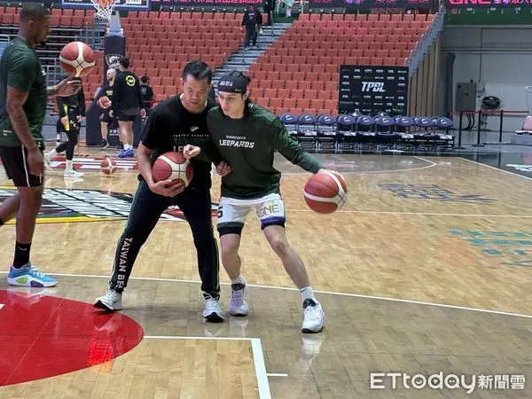 ▲結束中華男籃國際賽，高錦瑋馬不停蹄回歸母隊雲豹主場賽事。（圖／記者杜奕君攝）
