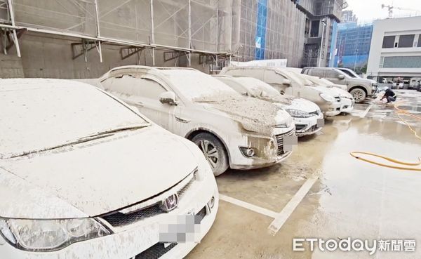 ▲桃園市青埔地區某工地昨天進行灌漿時因爆模導致大量混泥土溢出，導致下方停車場24輛汽車受害成為另類「水泥車」。（圖／記者沈繼昌翻攝）
