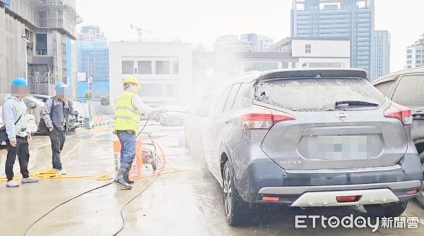 ▲桃園市青埔地區某工地昨天進行灌漿時因爆模導致大量混泥土溢出，導致停車場24輛汽車受害，建商緊急派員清洗車輛。（圖／記者沈繼昌翻攝）