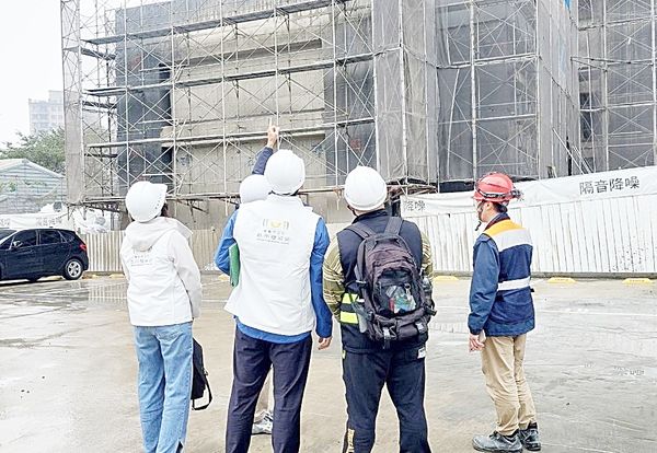 ▲針對桃園市青埔地區某工地昨天進行灌漿時因爆模導致大量混泥土爆棚事故，市府建管處與勞動檢查處人員今天趕抵現場稽查。（圖／市府建管處提供）