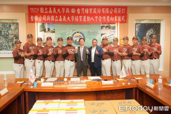 ▲▼   台糖簽約贊助嘉義大學棒球隊張啓楷：未來會爭取更多經費     。（圖／張啓楷服務處提供）