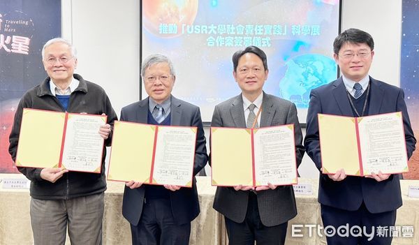 ▲國立中央大學、市立圖書館與桃園市永續發展環境教育輔導團等三方今天簽立合作備忘錄。（圖／記者沈繼昌翻攝）