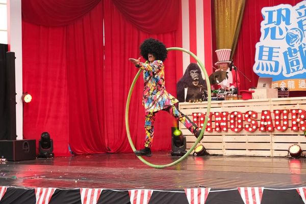 ▲台茂購物中心馬戲特技秀,雙焰特技秀,市集。（圖／台茂購物中心提供）