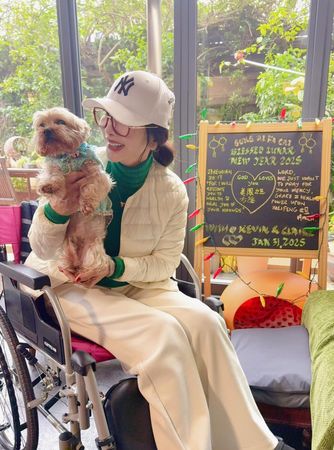 ▲陳美鳳不慎摔倒造成骨裂，需要依靠輪椅代步。（圖／翻攝自Facebook／陳美鳳 MeiFen）