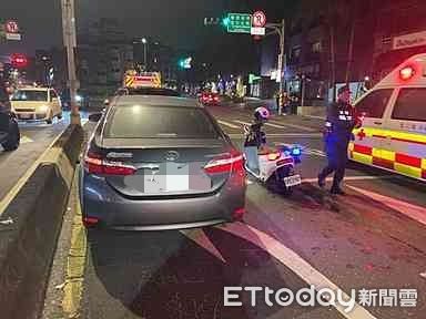 ▲內湖金湖路26日傍晚發生一起三車追撞車禍，機車女騎士送醫治療。（圖／記者張君豪翻攝）