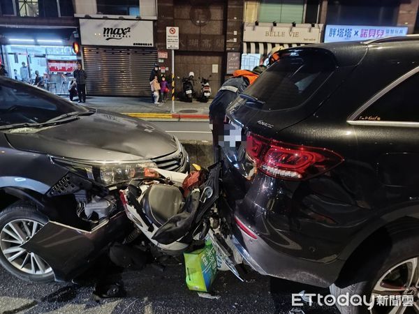 ▲內湖金湖路26日傍晚發生一起三車追撞車禍，機車女騎士送醫治療。（圖／記者張君豪翻攝）
