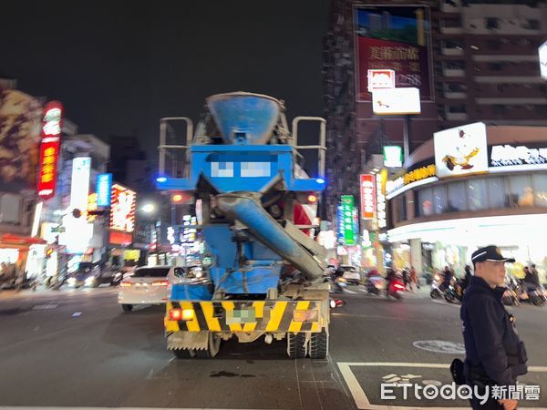 ▲▼女騎士遭水泥預拌車拖行數公尺。（圖／記者吳世龍翻攝）