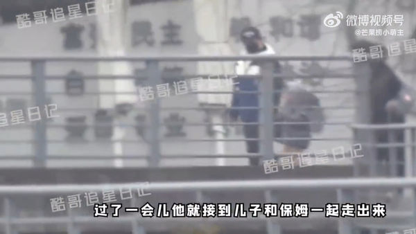 ▲吳奇隆被拍到與兒子在公園玩耍的畫面。（圖／翻攝自微博）