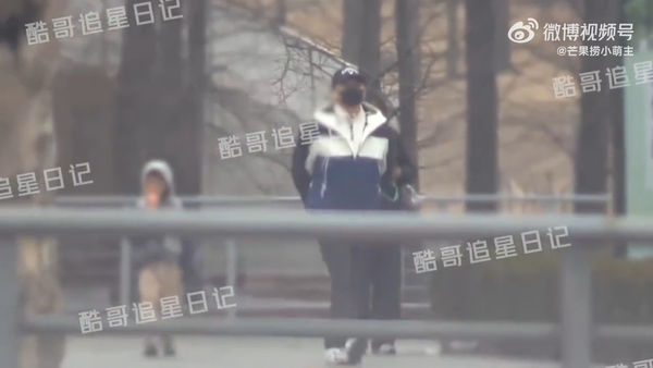 ▲吳奇隆被拍到與兒子在公園玩耍的畫面。（圖／翻攝自微博）