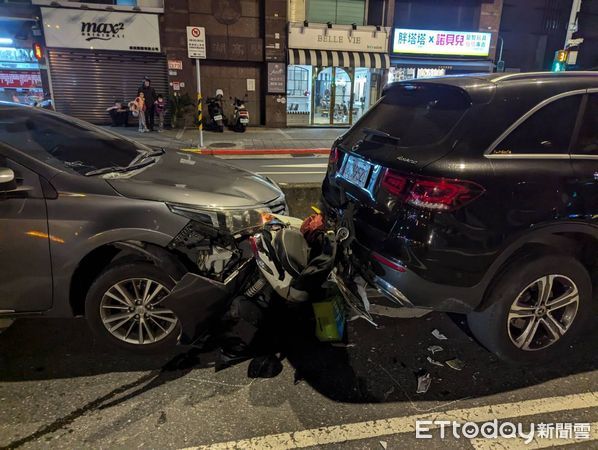 ▲內湖金湖路26日傍晚發生一起3車追撞車禍，機車女騎士遭夾撞送醫。（圖說下同／記者張君豪翻攝）