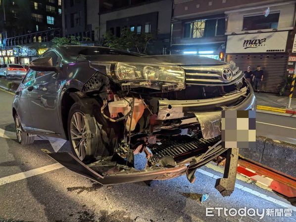 ▲內湖金湖路26日傍晚發生一起3車追撞車禍，機車女騎士遭夾撞送醫。（圖說下同／記者張君豪翻攝）