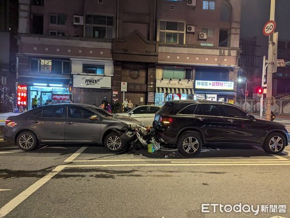 ▲內湖金湖路26日傍晚發生一起3車追撞車禍，機車女騎士遭夾撞送醫。（圖說下同／記者張君豪翻攝）