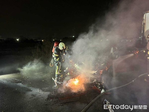▲▼快訊／台1線火燒車！桃園車禍拖到彰化突起火。（圖／記者唐詠絮翻攝）