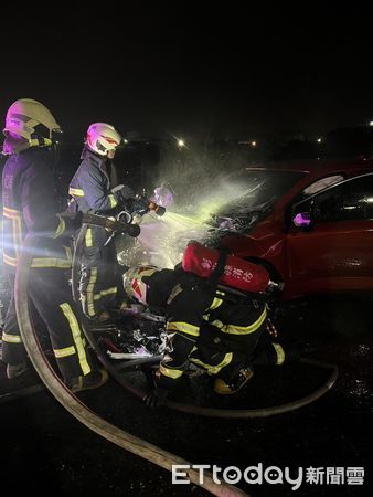 ▲▼快訊／台1線火燒車！桃園車禍拖到彰化突起火。（圖／記者唐詠絮翻攝）