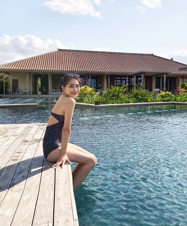 ▲林書煒坐在池邊，大秀好身材。（圖／翻攝自Facebook／林書煒）